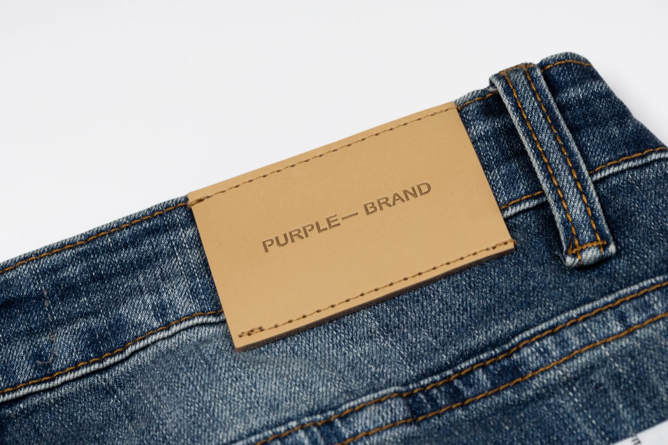 135 PURPLE BRAND 26New Arrival ripped jeans with top quality wash. Really restore the ultimate Vintage texture. Three-dimensional version. Loose and comfortable, not picky about the figure. Makes taller and slimmer. Factory Seiko. Original factory quality control. Same style for men and women. Can be paired with couples. Versatile recommendation. Must-have jeans for all seasons. Hipsters have been disappointed. From the quality selection of fabrics, the tailoring of details, and the matching of patterns, they are all impeccable! The upper body is so handsome when worn...it can be easily worn by men, women and children! The craftsmanship is made of heavy-duty washed pure cotton denim fabric. After washing, it is soft and thick. It is very stylish when worn on the body. Color: Blue Style number: # Size: 28 30 32 34 36